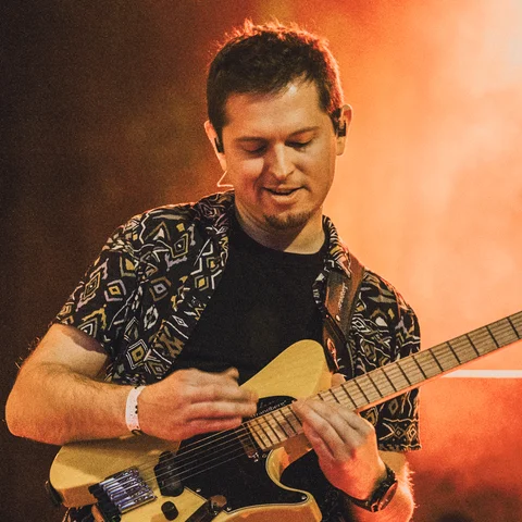 Péter che suona una chitarra elettrica sul palco.