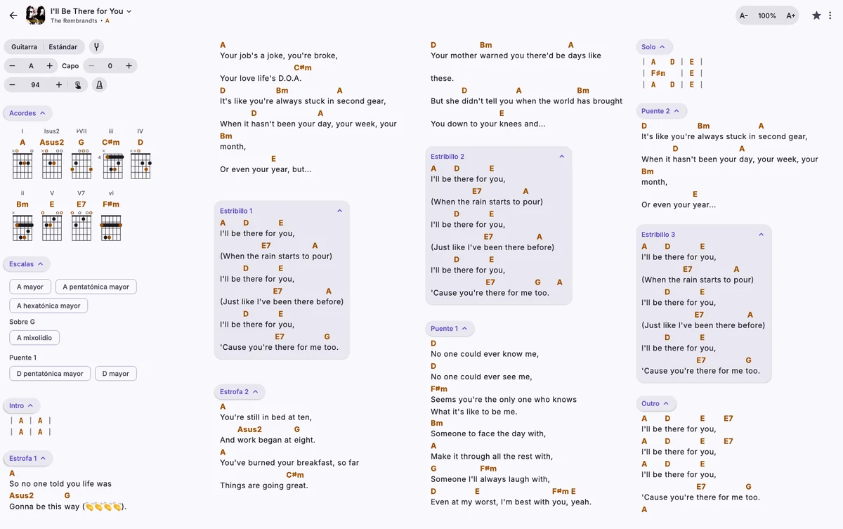 Una canción en un MacBook con el tamaño de texto predeterminado, distribuida en cuatro columnas bajo los diagramas de sus acordes.