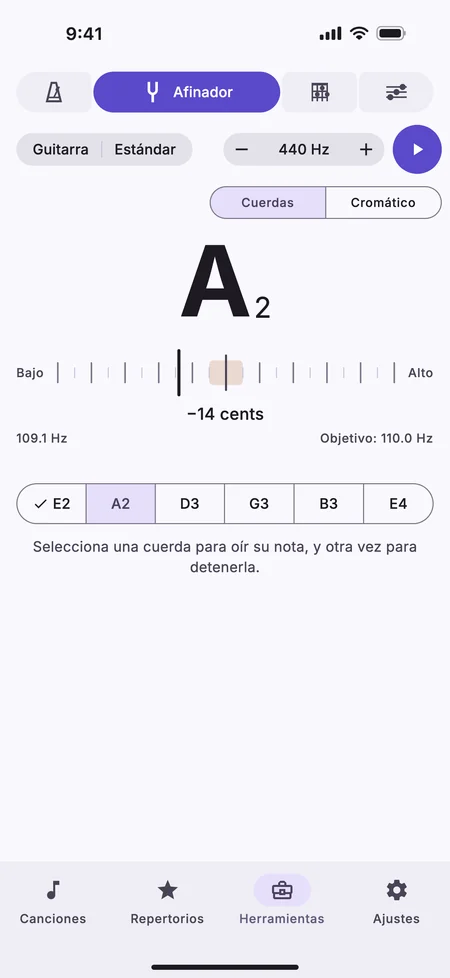 La pestaña Afinador en un iPhone, con la cuerda La de una guitarra 14 cents baja y el Mi grave ya afinado.