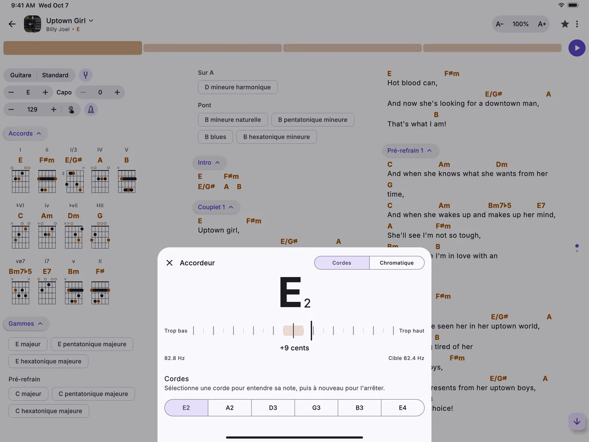 Une chanson sur un iPad avec l’accordeur ouvert par-dessus, la corde de E grave d’une guitare entendue 9 cents trop haut.